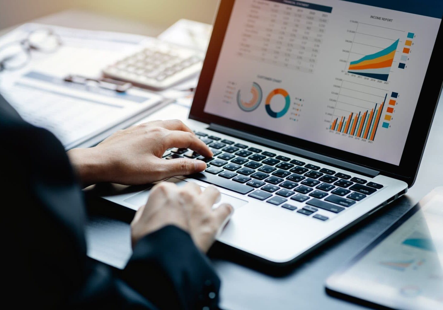 Close,Up,Of,Businesswomen,Or,Accountant,Using,A,Laptop,Computer